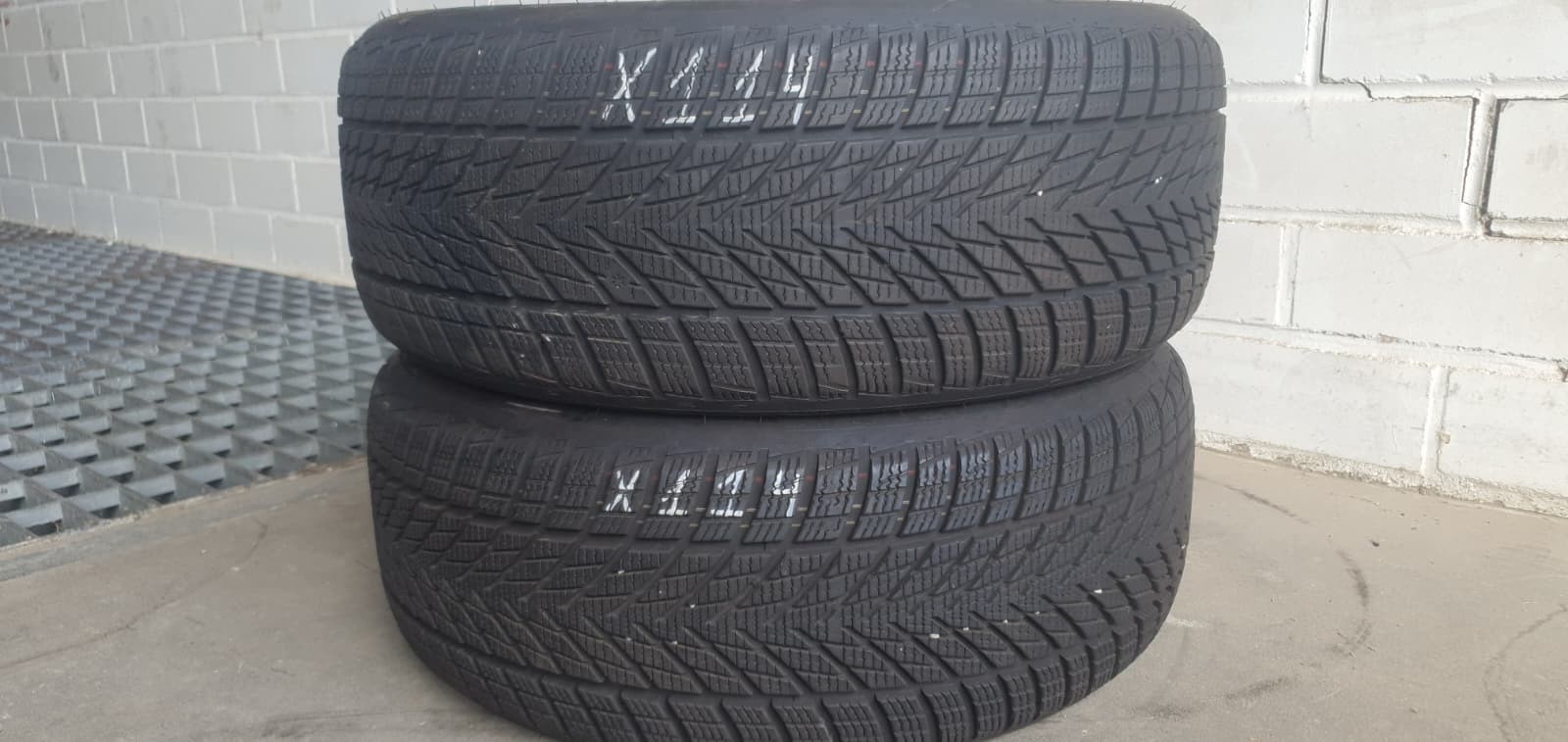 358320746781-featured-4 2x 225/45 R18 95V Winterreifen Goodyear UltraGrip Dot3724 5-6mm X114 – Bild 1