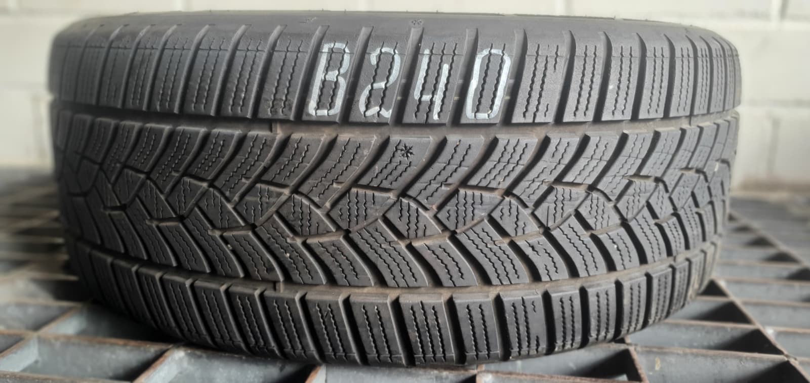 358320746882-featured 1x 225/50 R18 99V Winterreifen Goodyear UltraGrip Perfromance + Dot2921 B240 – Bild 1