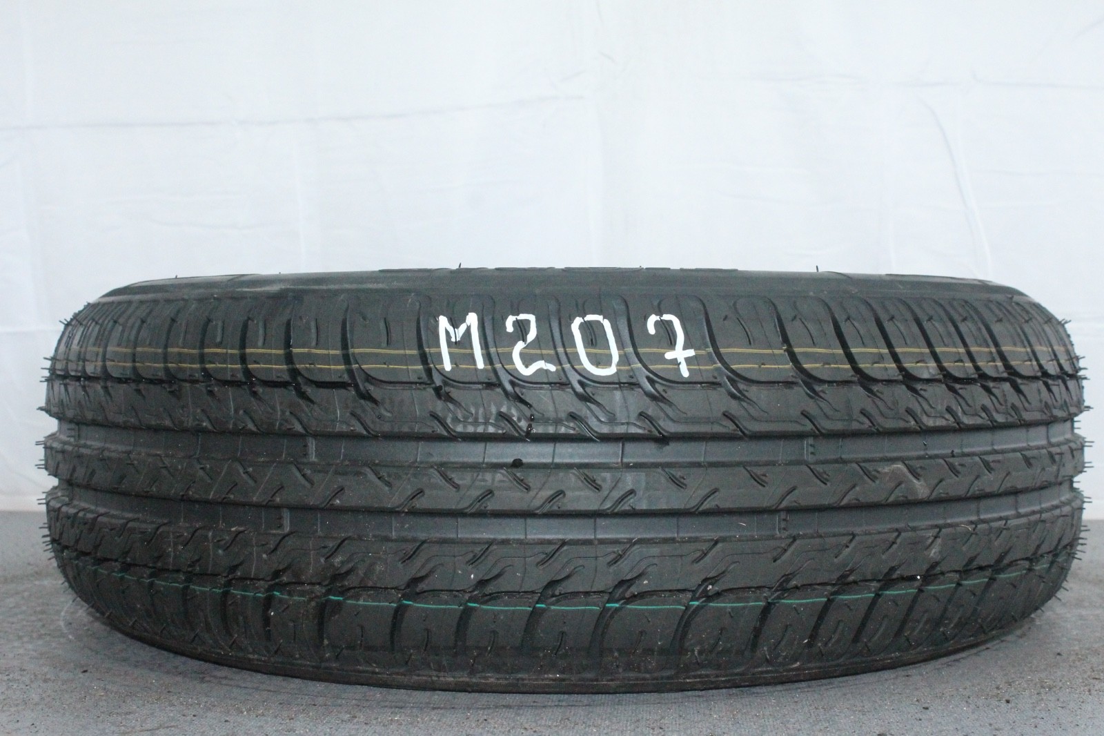358320758317-featured 1x Neuwertige 185/60 R15 84H Sommerreifen BF-Goodrich g-Grip Dot2419 M207 – Bild 1