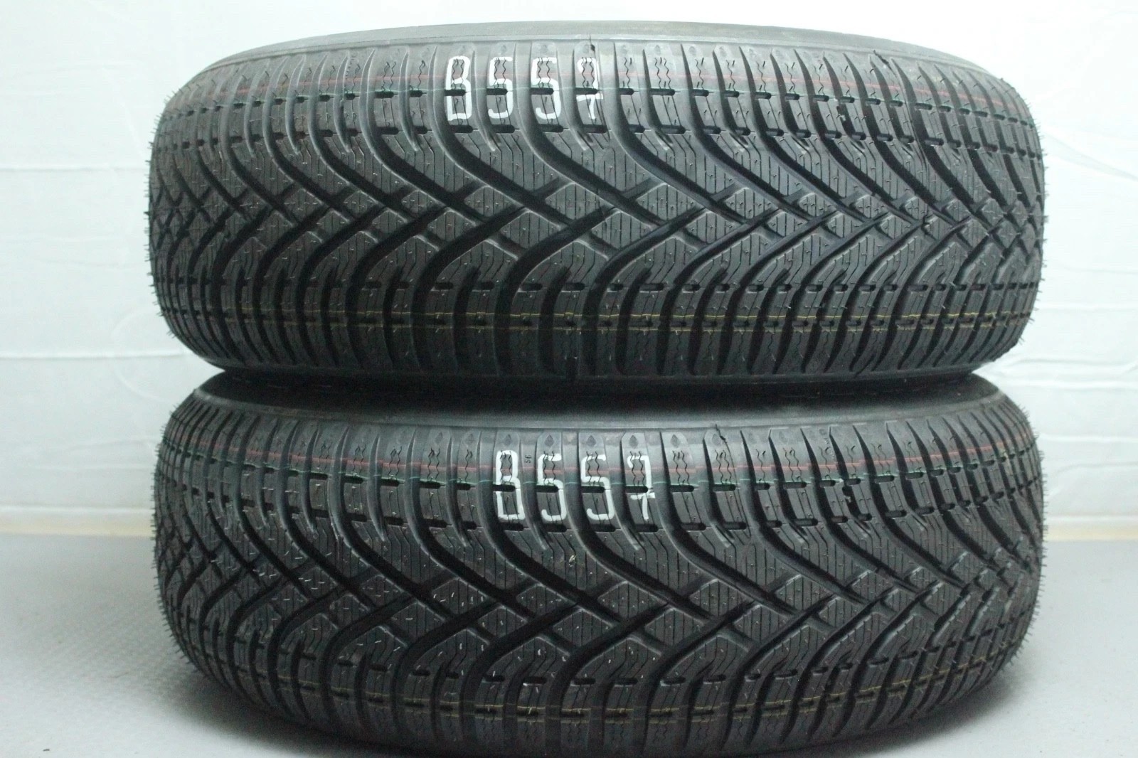 358320758338-featured 2x Neuwertige 195/55 R15 85H Winterreifen BFGoodrich g-Force Winter Dot3020 B557 – Bild 1