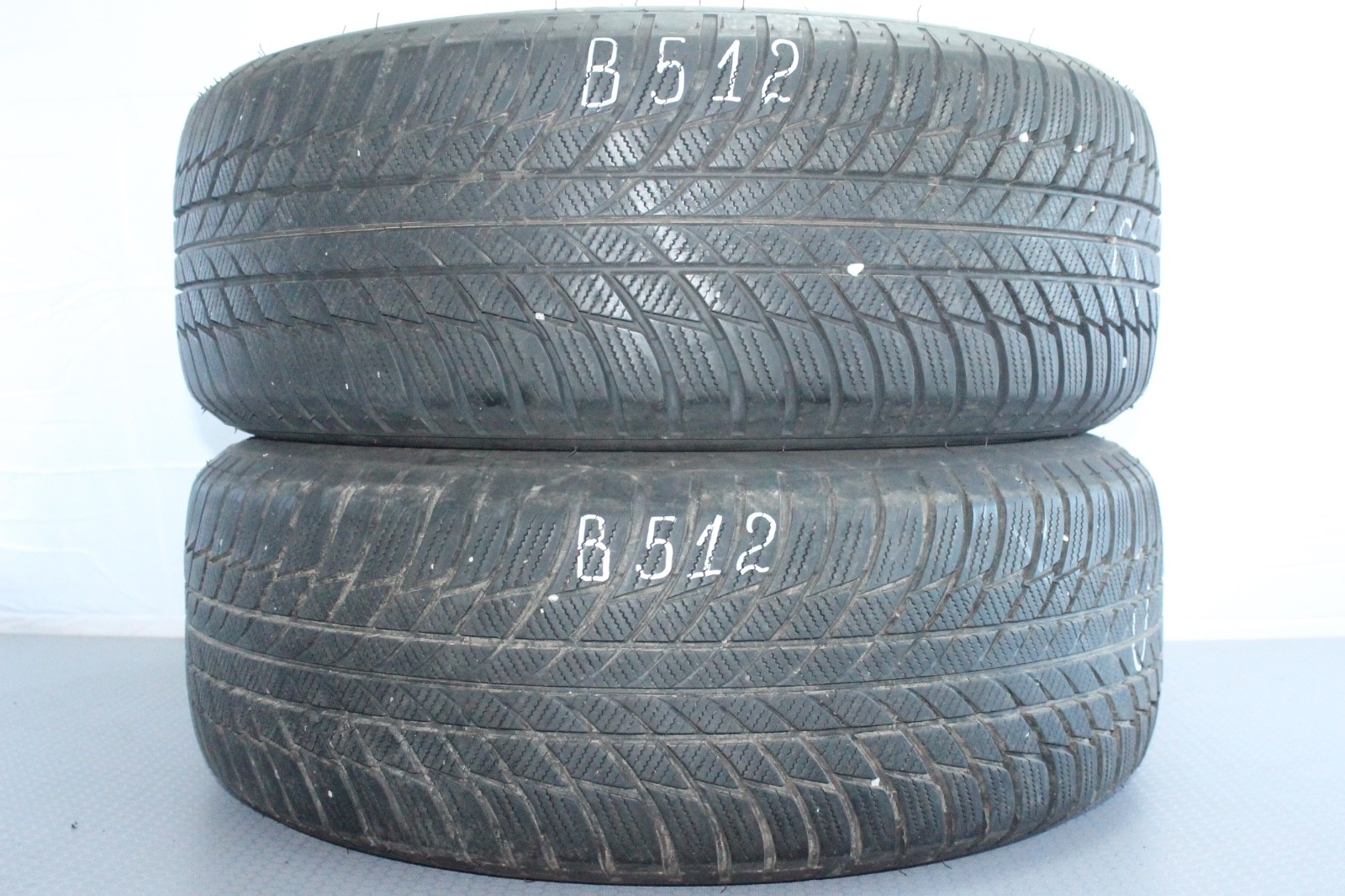 358320758394-featured 2x 225/55 R17 97H Winterreifen Bridgestone Blizzak LM001 RSC RFT Dot0318 B512 – Bild 1