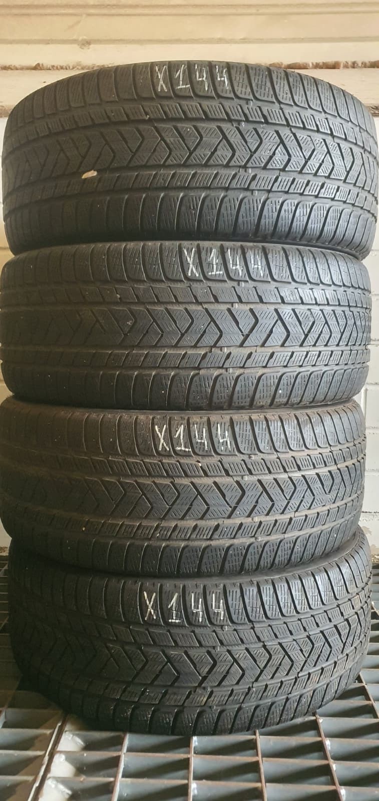 358320765623-featured 2x 285/45 R21 113V Winterreifen Pirelli Scorpion (RSC) Dot2722 4,5-5mm X144 – Bild 1
