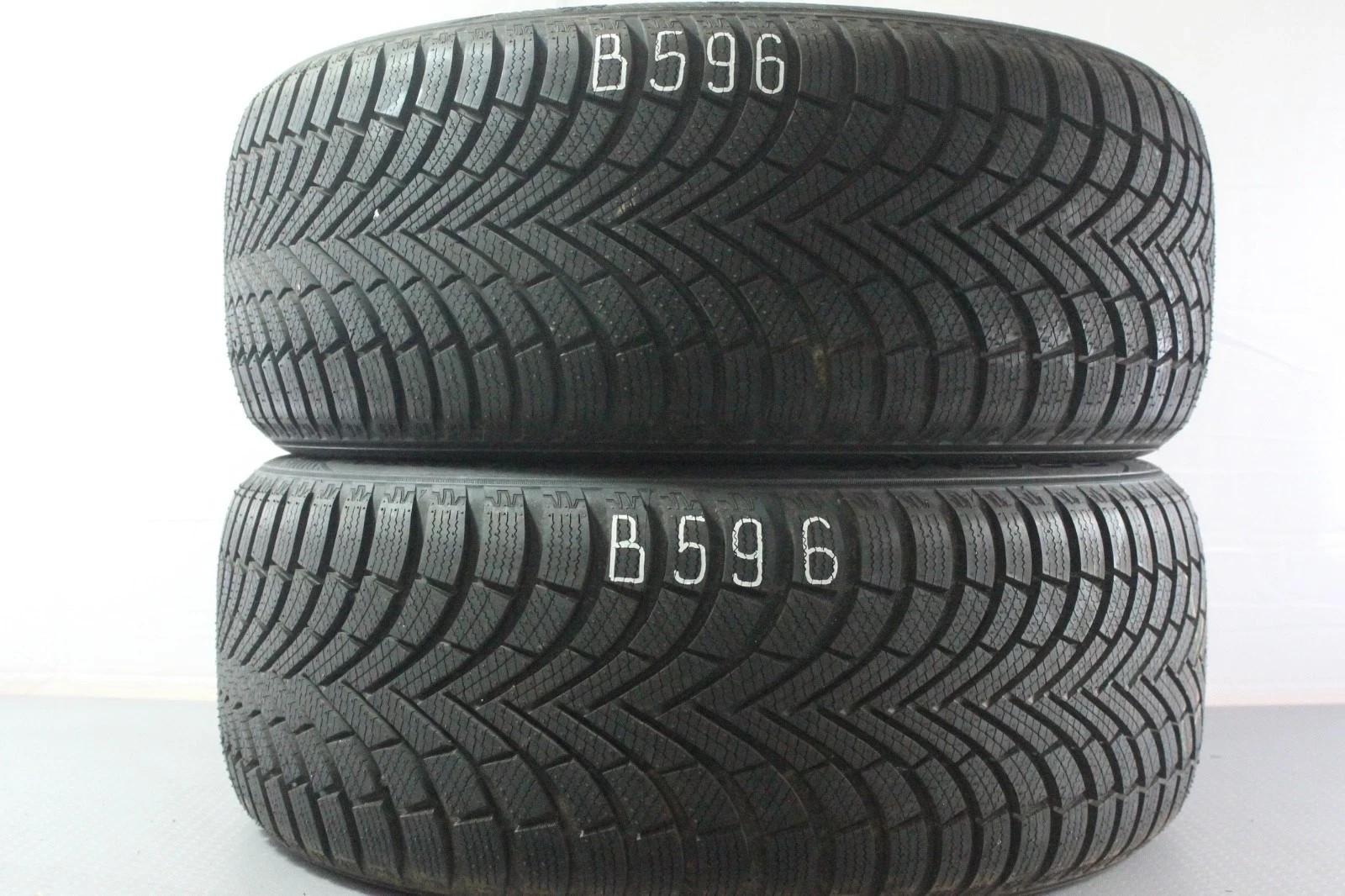 358320771476-featured-1 2x Neuwertige 235/50 R18 101V Winterreifen Maxxis Premitra Snow Wp6 Dot3124 B596 – Bild 1