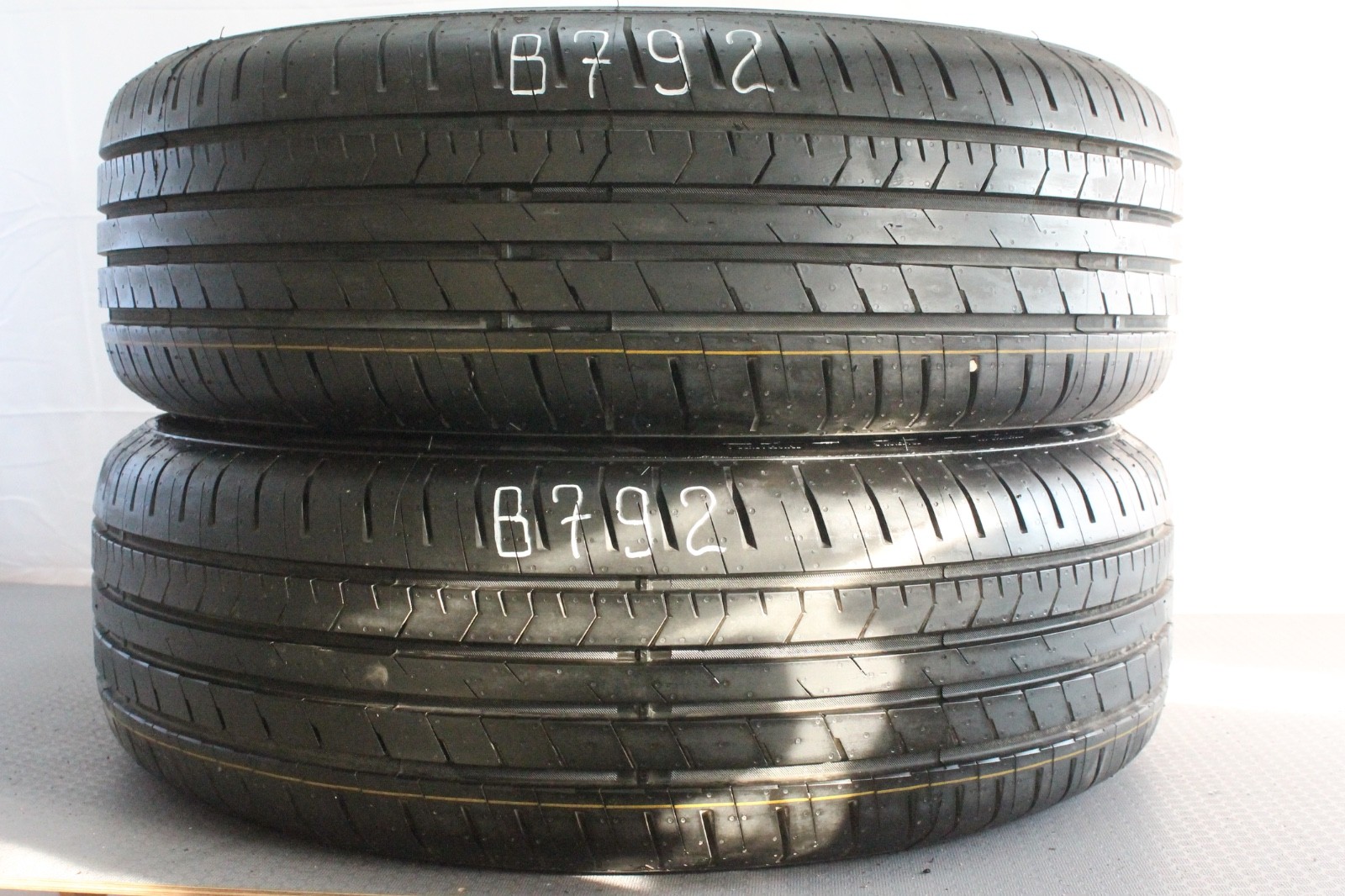 358320771490-featured-1 2x Neuwertige 215/60 R17 96V Sommerreifen Apollo Alnac 4G Dot4224 B792 – Bild 1