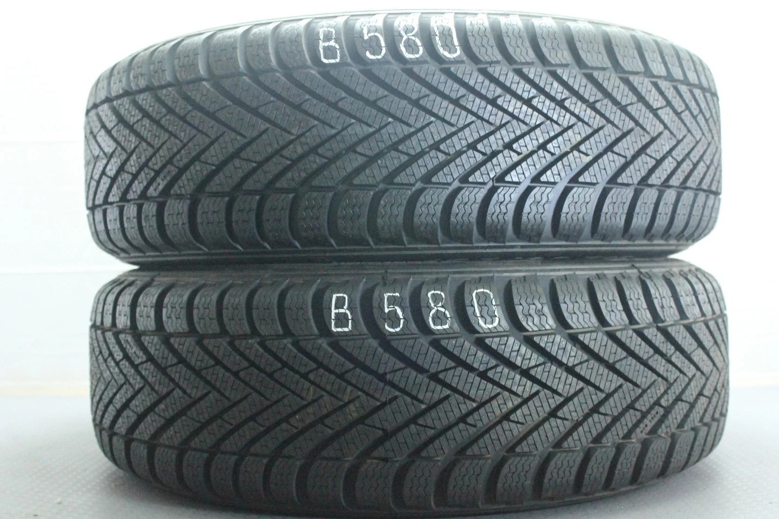358320771496-featured 2x Neuwertige 185/60 R15 88T Winterreifen Pirelli WinterCinturato Dot2220 B580 – Bild 1