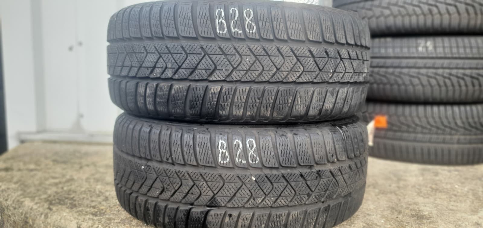 358320771646-featured 2x 225/45 R18 92V Winterreifen Pirelli Sottozero 3 (RSC) Dot21/22 6-6,5mm B28 – Bild 1