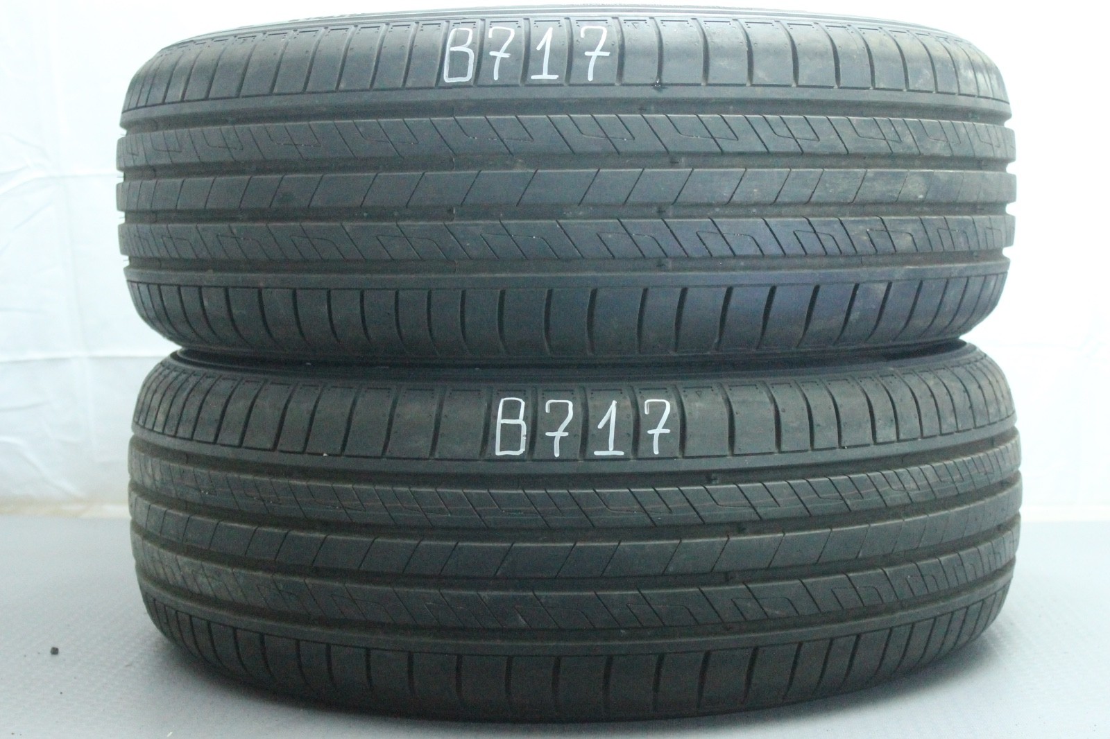 358320797859-featured 2x Neuwertige 215/60 R16 95H Sommerreifen Kumho Solus HS63 Dot3824 B717 – Bild 1