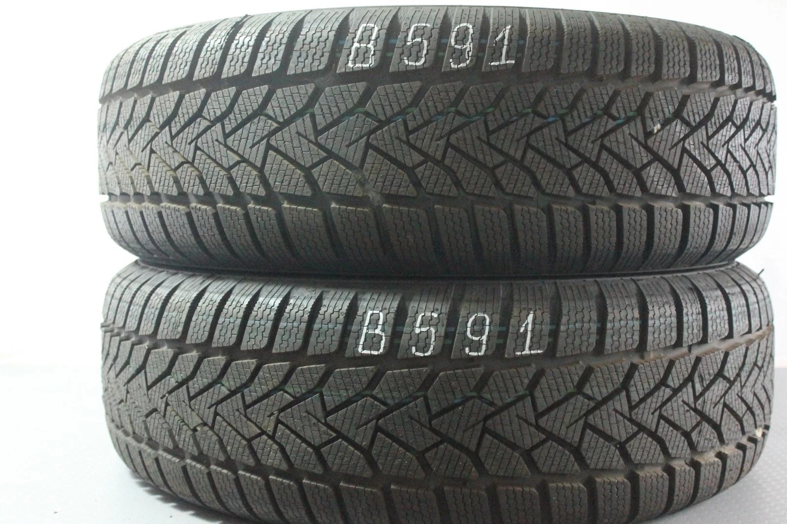 358320797895-featured 2x Neuwertige 205/60 R16 92H Uniroyal TheRainTyre WinterExpert Dot4424 B591 – Bild 1