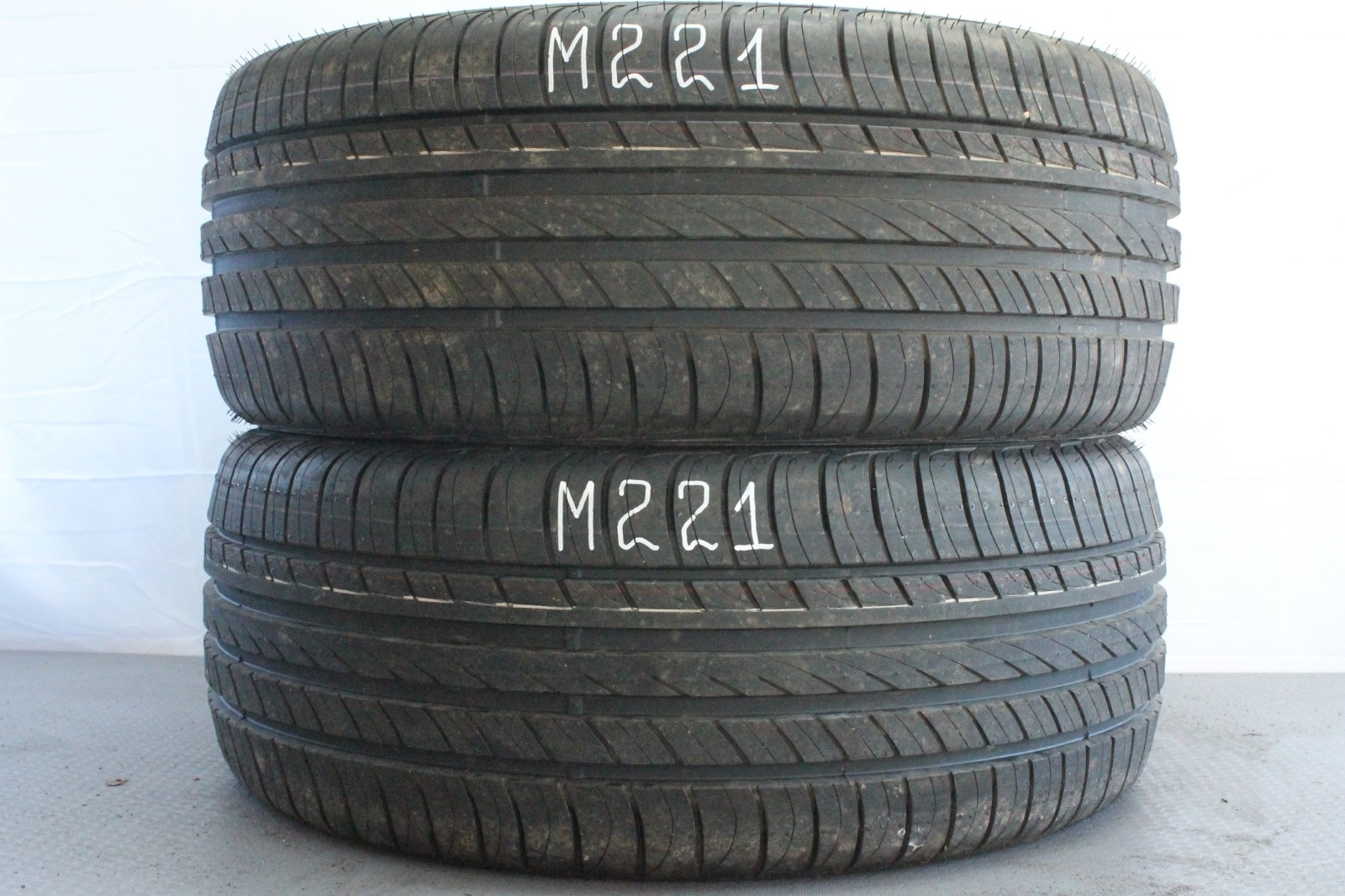 358331184292-featured-1 2x Neuwertige 225/55 R16 95W Sommerreifen Debica Presto UHP Dot0423 M221 – Bild 1