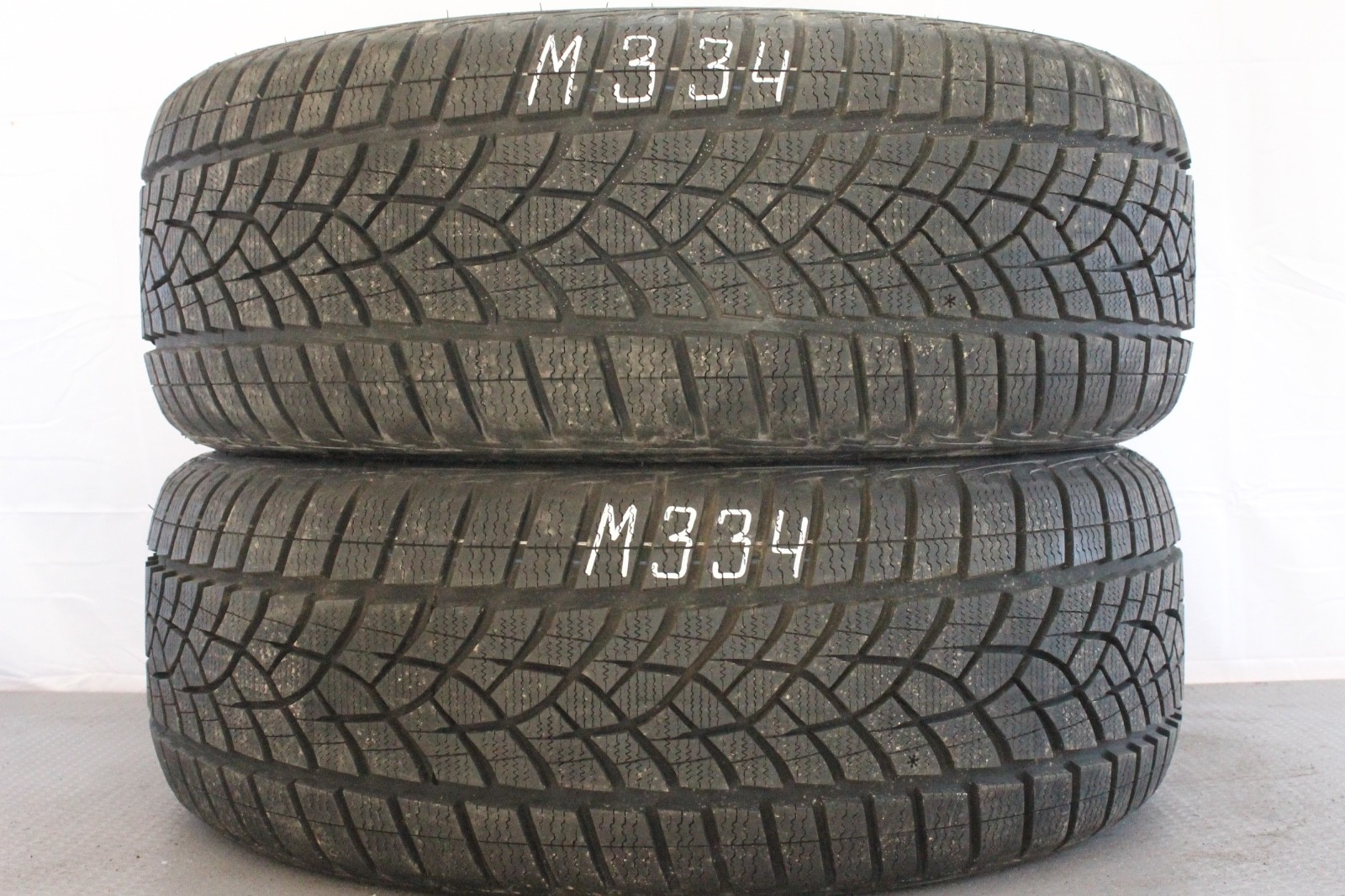 358386990355-featured 2x Neuwertige 235/50 R19 99V Winterreifen Goodyear UltraGrip Perf Dot0920 M334 – Bild 1