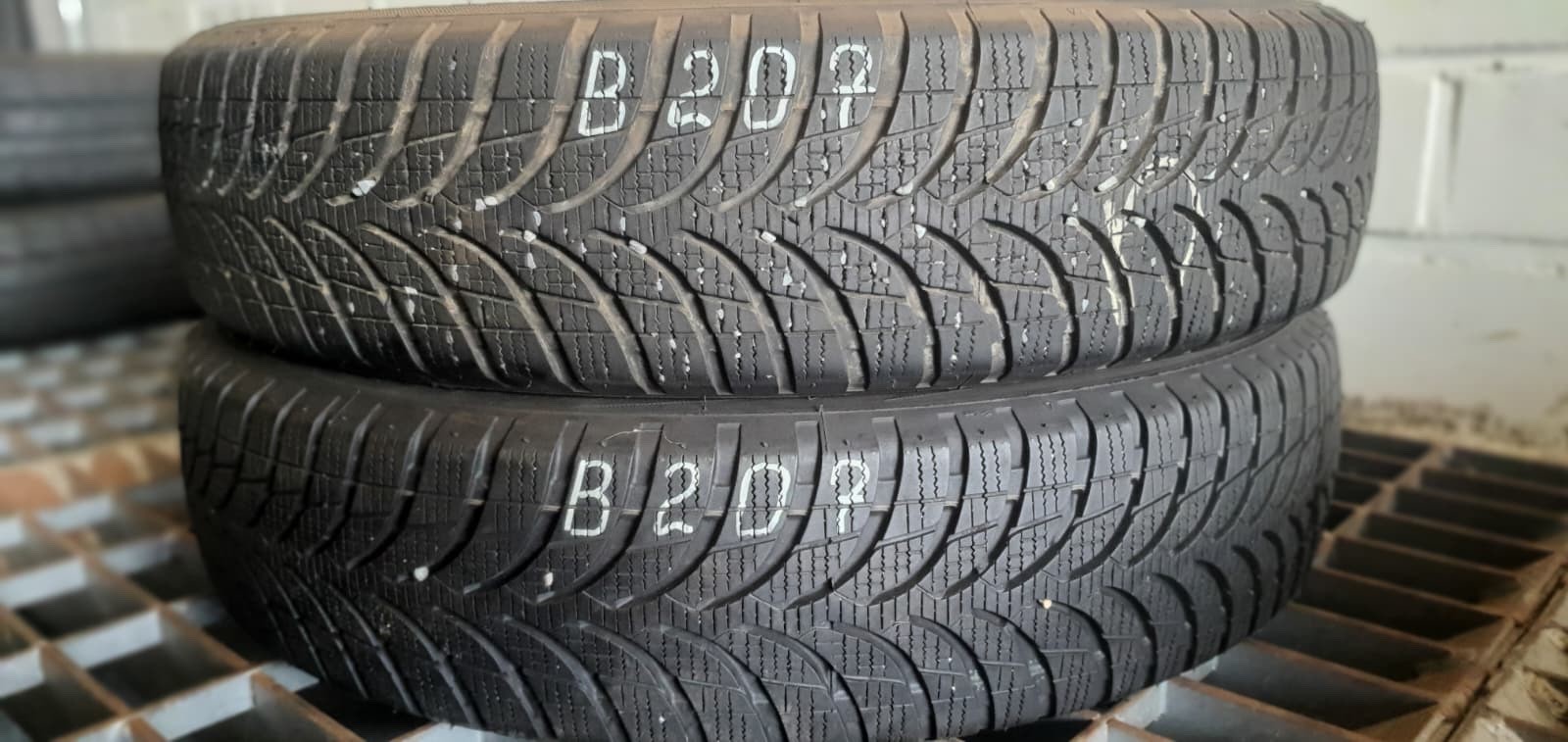 358320746830-featured-1 2x 155/70 R19 88Q Winterreifen Bridgestone Blizzak LM500 Dot 1x24 1x21 6mm B207 – Bild 1