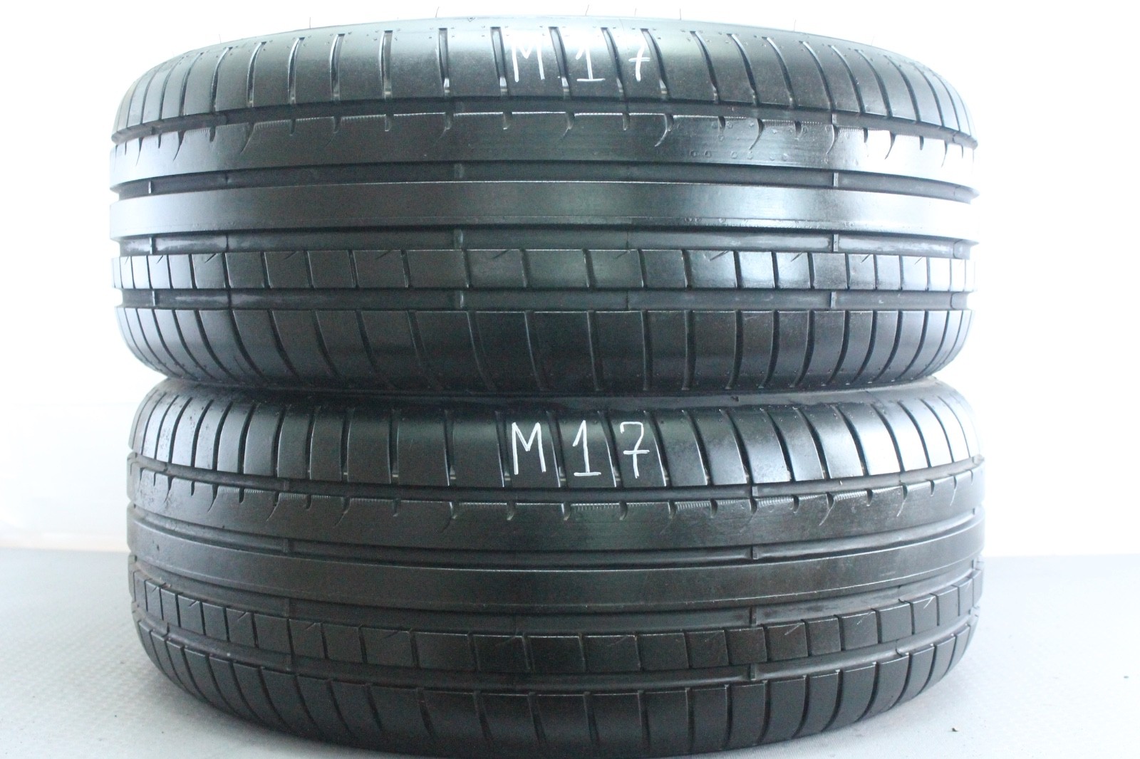 358320758402-featured-1 2x Neuwertige 225/55 R17 97Y Sommerreifen Dunlop SportMaxx RT2 *MO Dot4017 M17 – Bild 1
