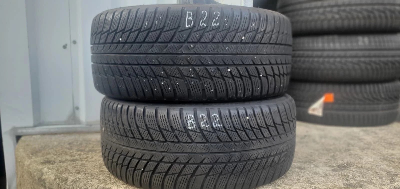 358320758492-featured-1 2x 225/40 R18 92V Winterreifen Bridgestone Blizzak LM001 Dot2019 5,5-6,5mm B22 – Bild 1
