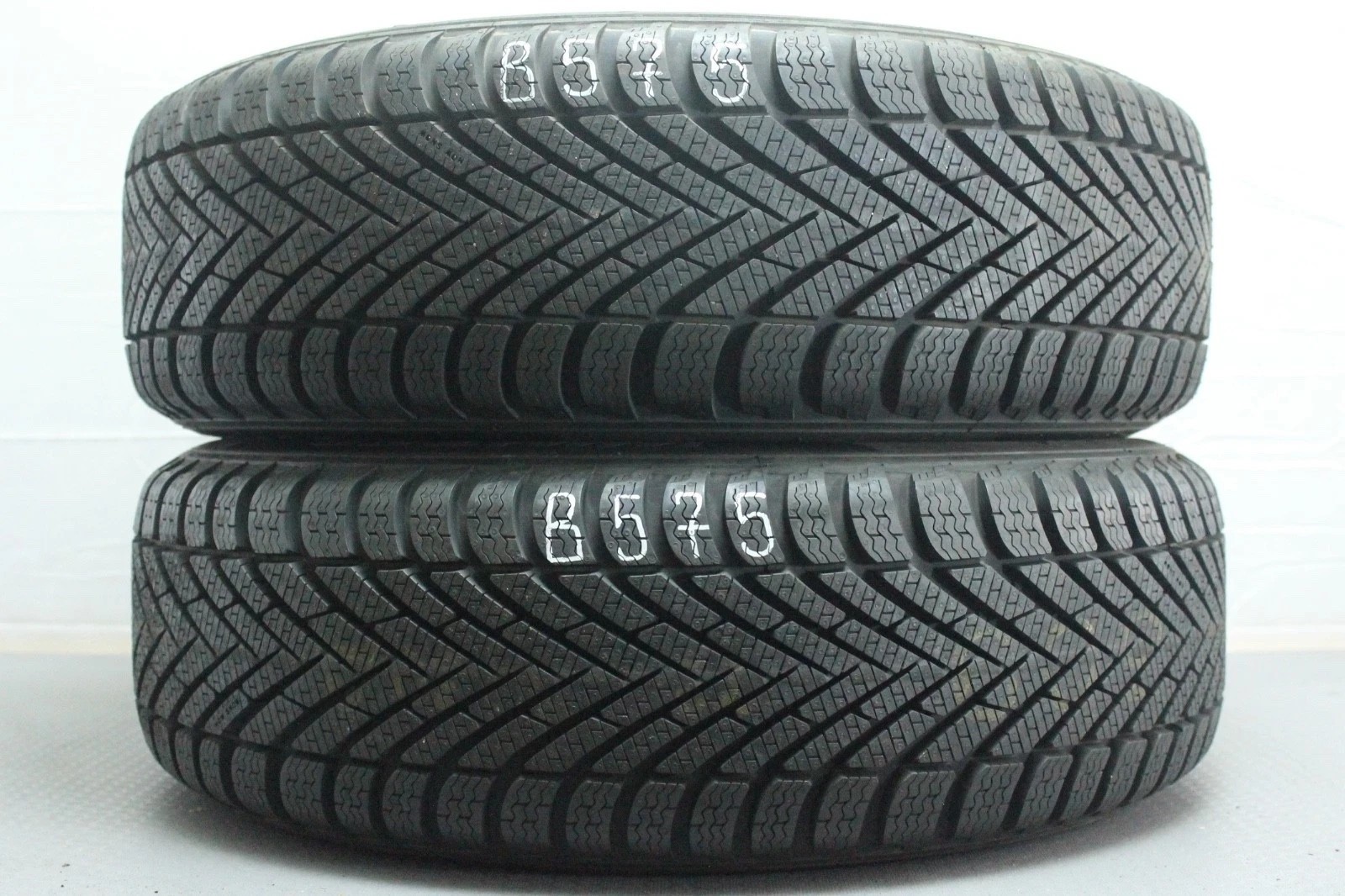 358320758536-featured-1 2x Neuwertige 185/60 R15 88T Winterreifen Pirelli WinterCinturato Dot2220 B575 – Bild 1