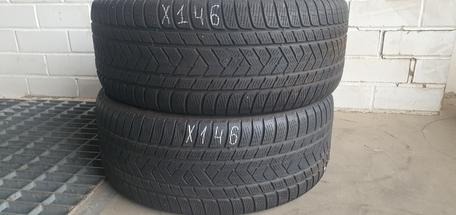 358320765728-featured-1 2x 285/45 R21 113V Winterreifen Pirelli Scorpion (RSC) Dot2222 3,5-4mm X146 – Bild 1