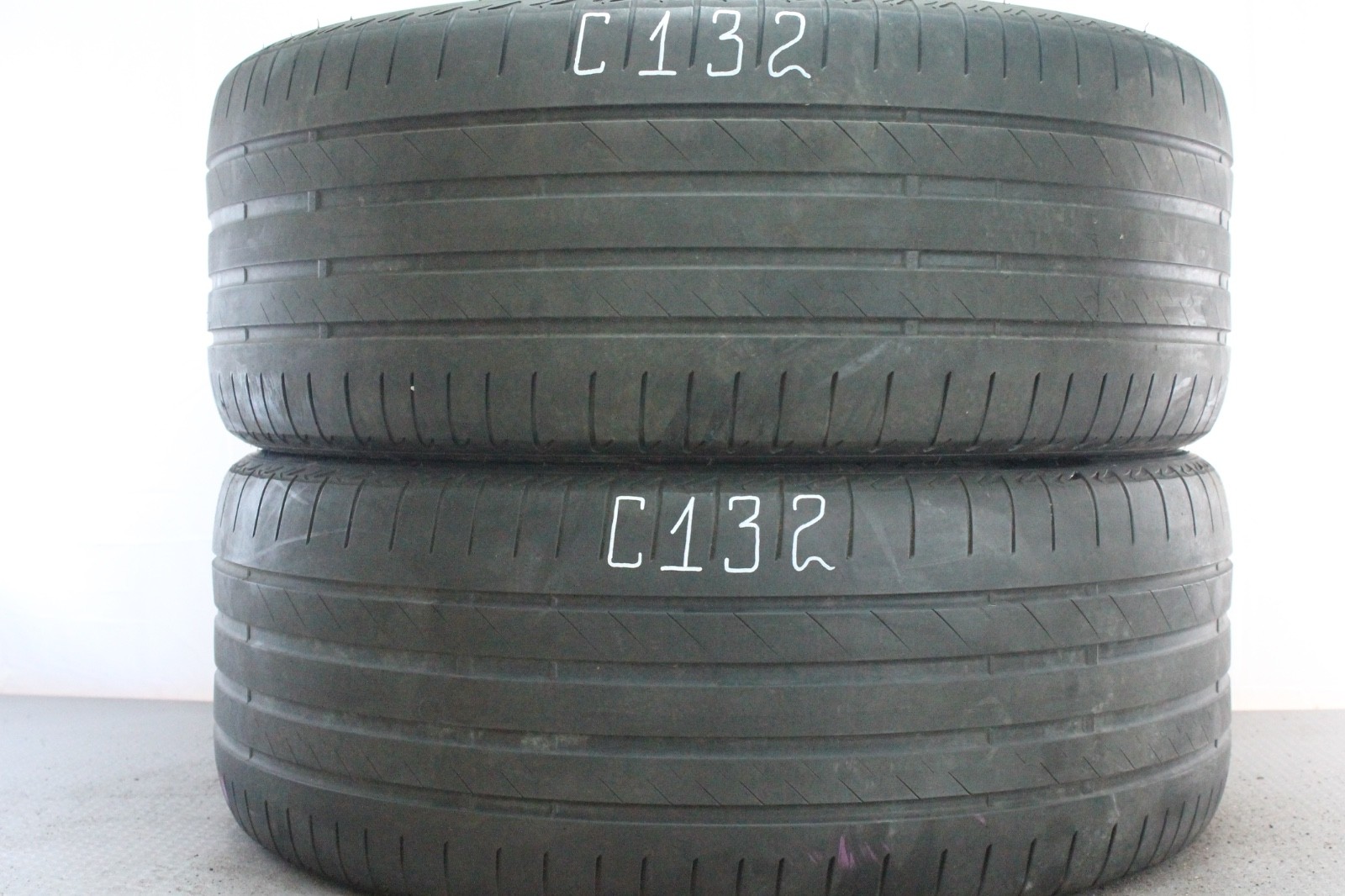 358320765764-featured-1 2x 275/40 R22 107Y Sommerreifen Bridgestone Alenza 001* Dot4221 3,7-4,6mm C132 – Bild 1