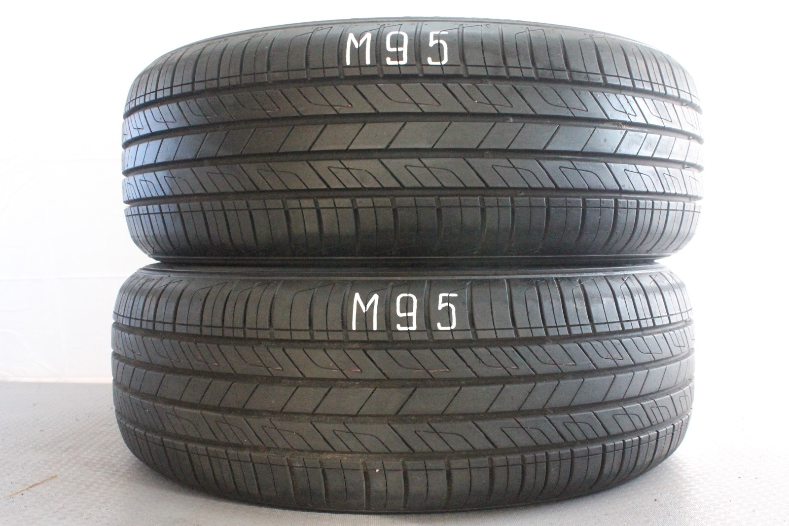 358320771556-featured-1 2x Neuwertige 195/55 R16 87H Sommerreifen Kumho Solus HS63 Dot1224 M95 – Bild 1