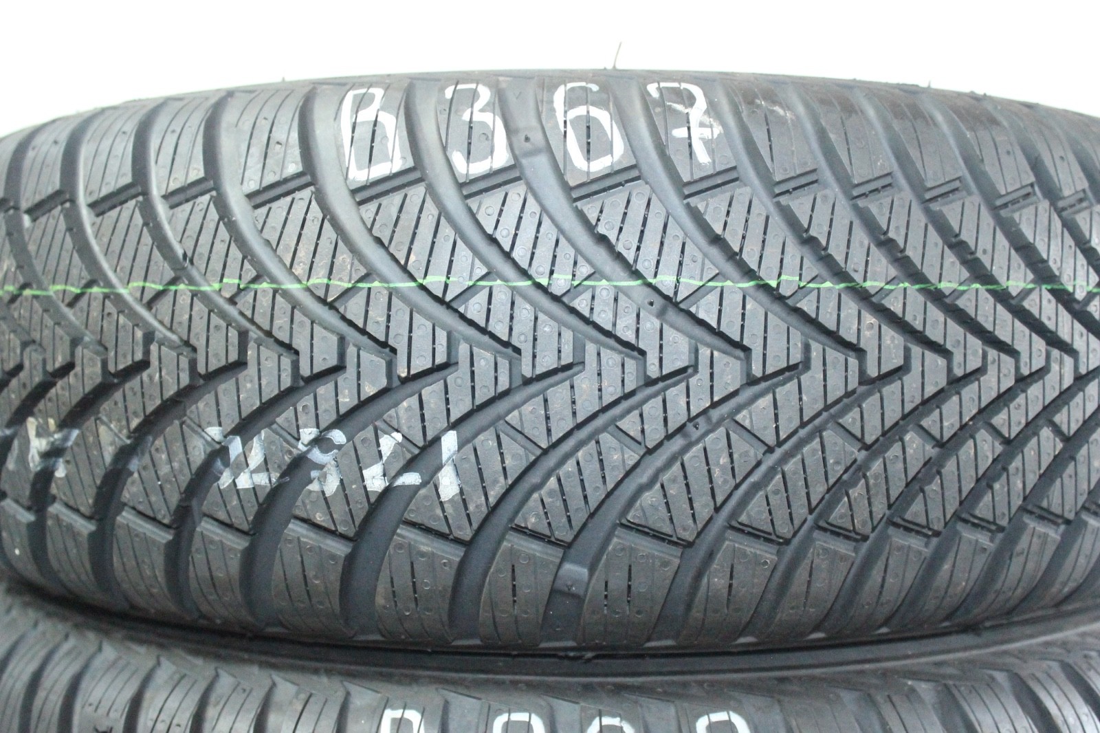 358320771574-featured-1 2x Neuwertige 175/70 R14 88T Ganzjahresreifen Kumho Solus 4S HA32 Dot0724 B367 – Bild 1