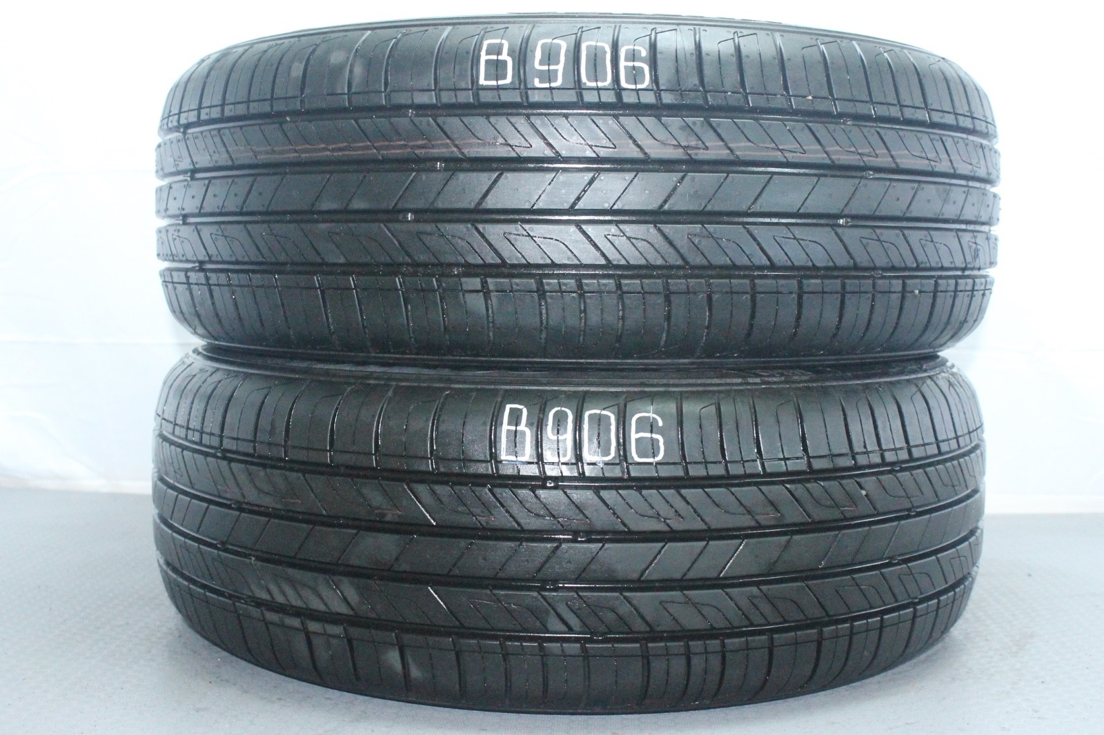 358320797834-featured-1 2x Neuwertige 195/55 R16 87H Sommerreifen Kumho Solus HS63 Dot1624 B906 – Bild 1