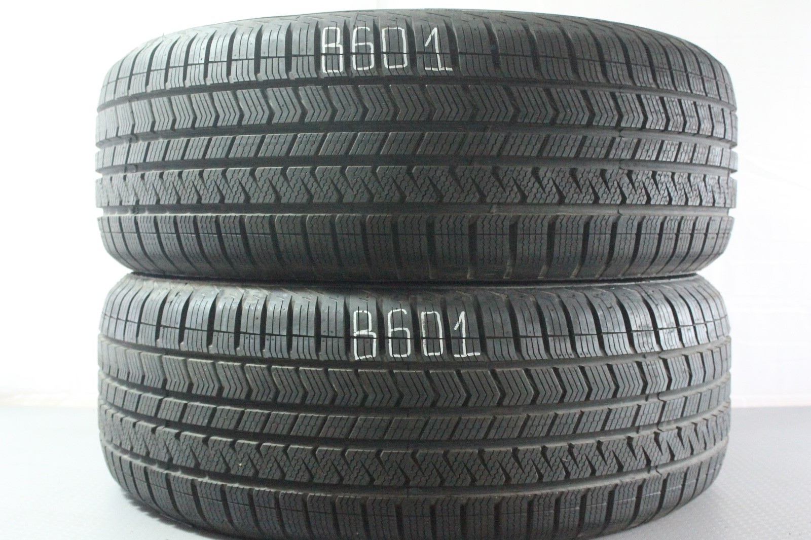 358320797856-featured-1 2x Neuwertige 235/55 R18 104V Apollo Alnac 4G AllSeason Dot2423 B601 – Bild 1