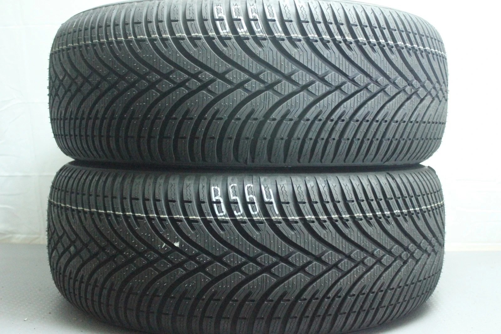 358320797929-featured-1 2x 225/55 R18 98V Winterreifen BFGoodrich g-Force Winter 2 SUV Neu Dot4222 B564 – Bild 1