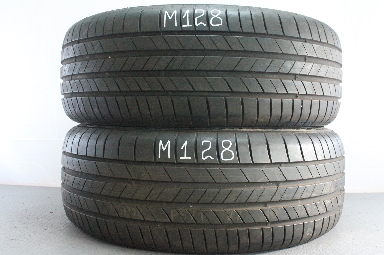 358320797959-featured-1 2x Neuwertige 235/55 R18 100V Sommerreifen Kumho Ecsta PS71 SUV Dot1924 M128 – Bild 1