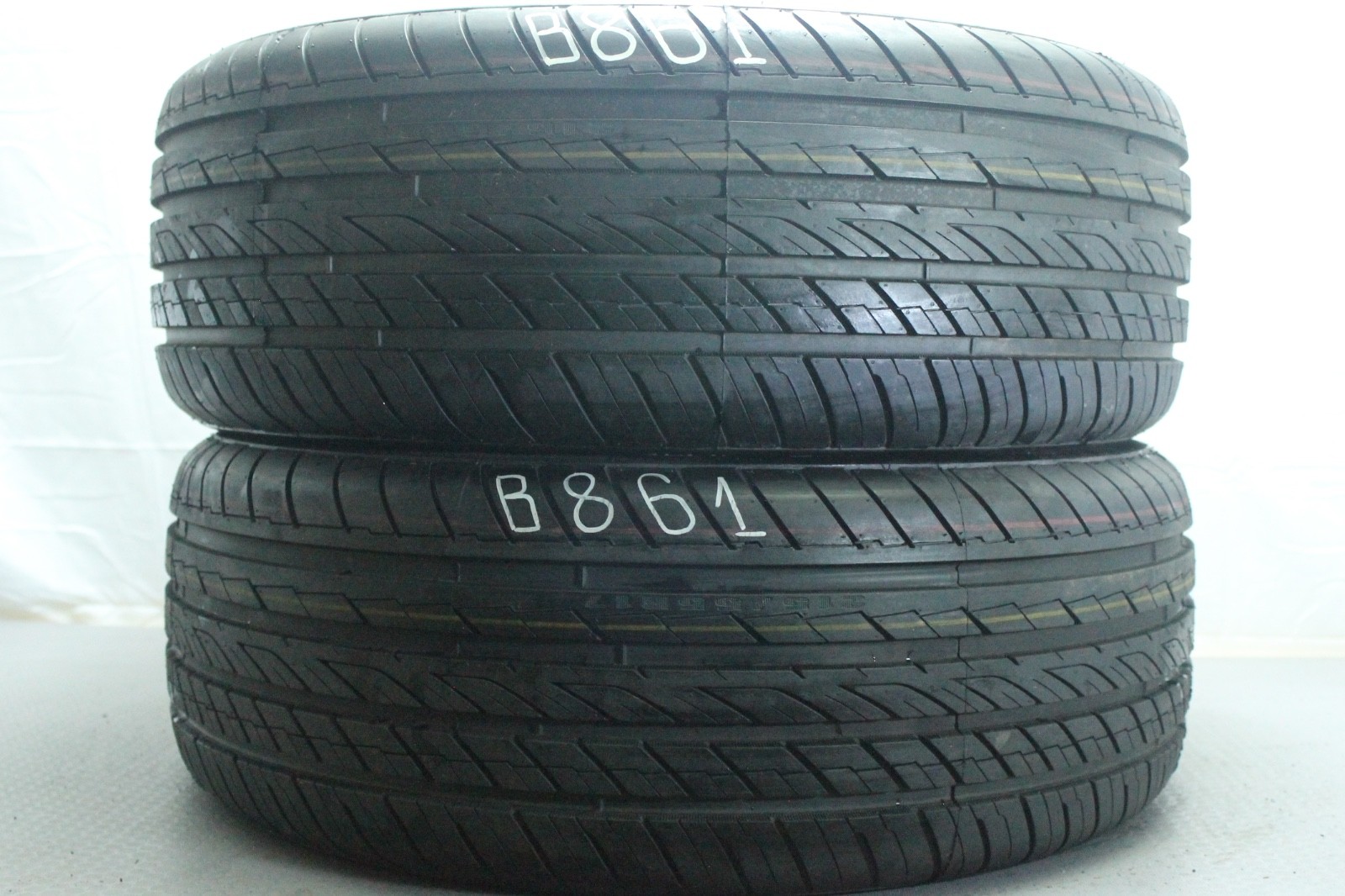 358320816457-featured-1 2x Neuwertige 215/55 R17 98W XL Sommerreifen Ovation VI-388 Dot4824 B861 – Bild 1