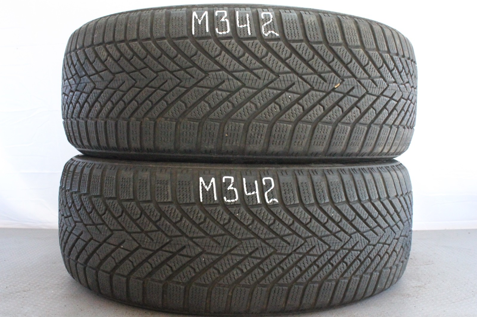 358387119991-featured-1 2x 235/50 R20 104V Winterreifen Pirelli ScorpionWinter 2 Dot3122 6,5-7mm M342 – Bild 1