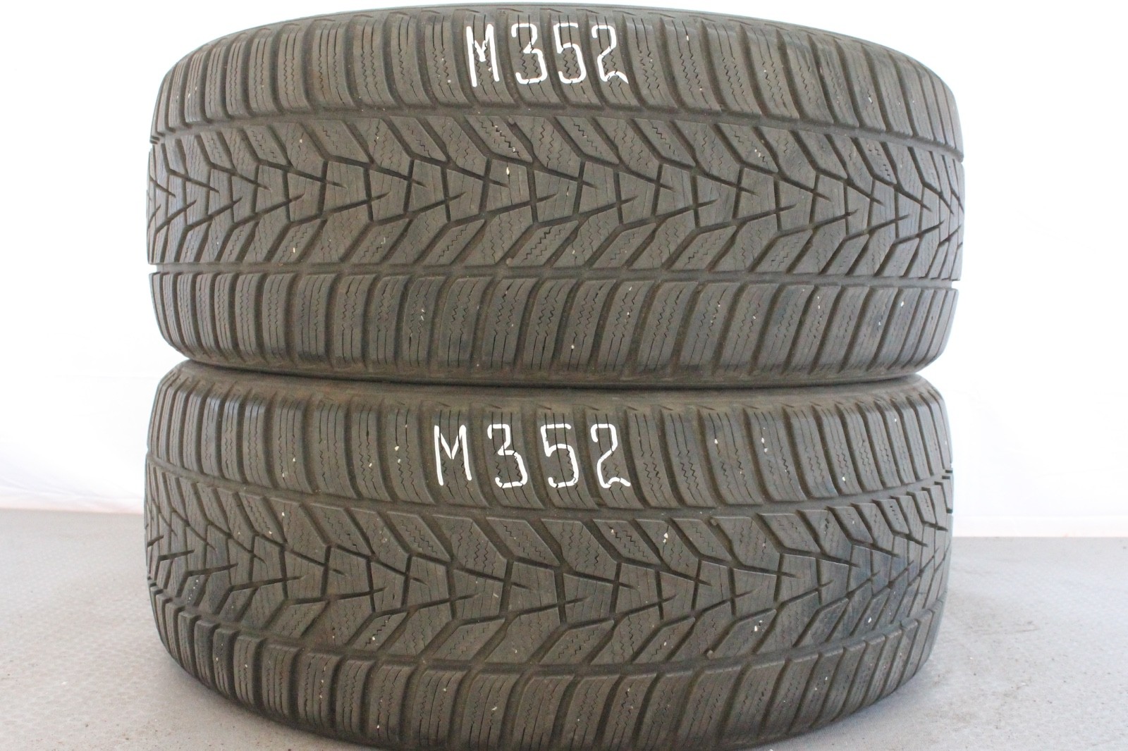 358387342834-featured-1 2x 225/40 R19 93V Winterreifen Hankook Winter i*cept evo3 Dot2222 6-6,5mm M352 – Bild 1