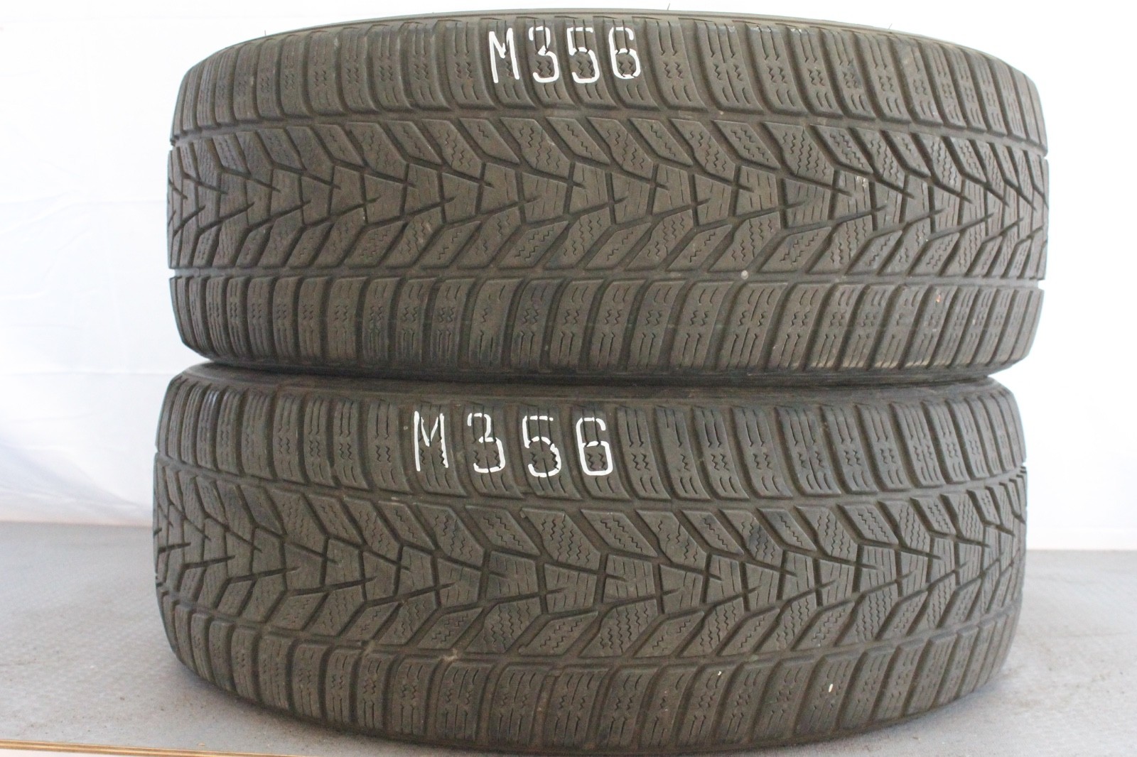 358387389394-featured-1 2x 215/45 R18 93V Winterreifen Hankook Winter i*cept evo3 Dot2422 4,7-5,5mm M356 – Bild 1