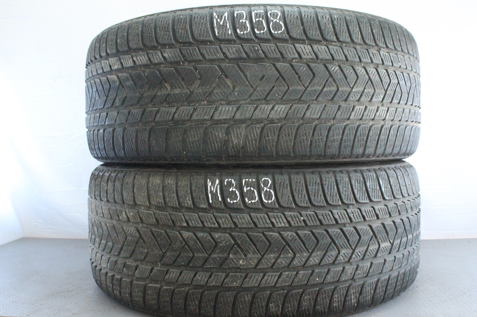 358387401787-featured-1 2x 285/40 R22 110V Winterreifen Pirelli ScorpionWinter Dot2016 4,5-5mm M358 – Bild 1