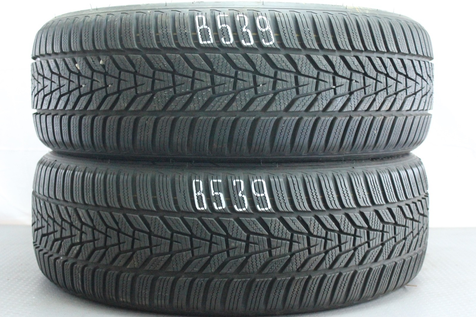 358391712205-featured 2x 195/45 R19 91H Winterreifen Hankook Winter i*cept evo3 Dot2324 6,5-7,5mm B539 – Bild 1