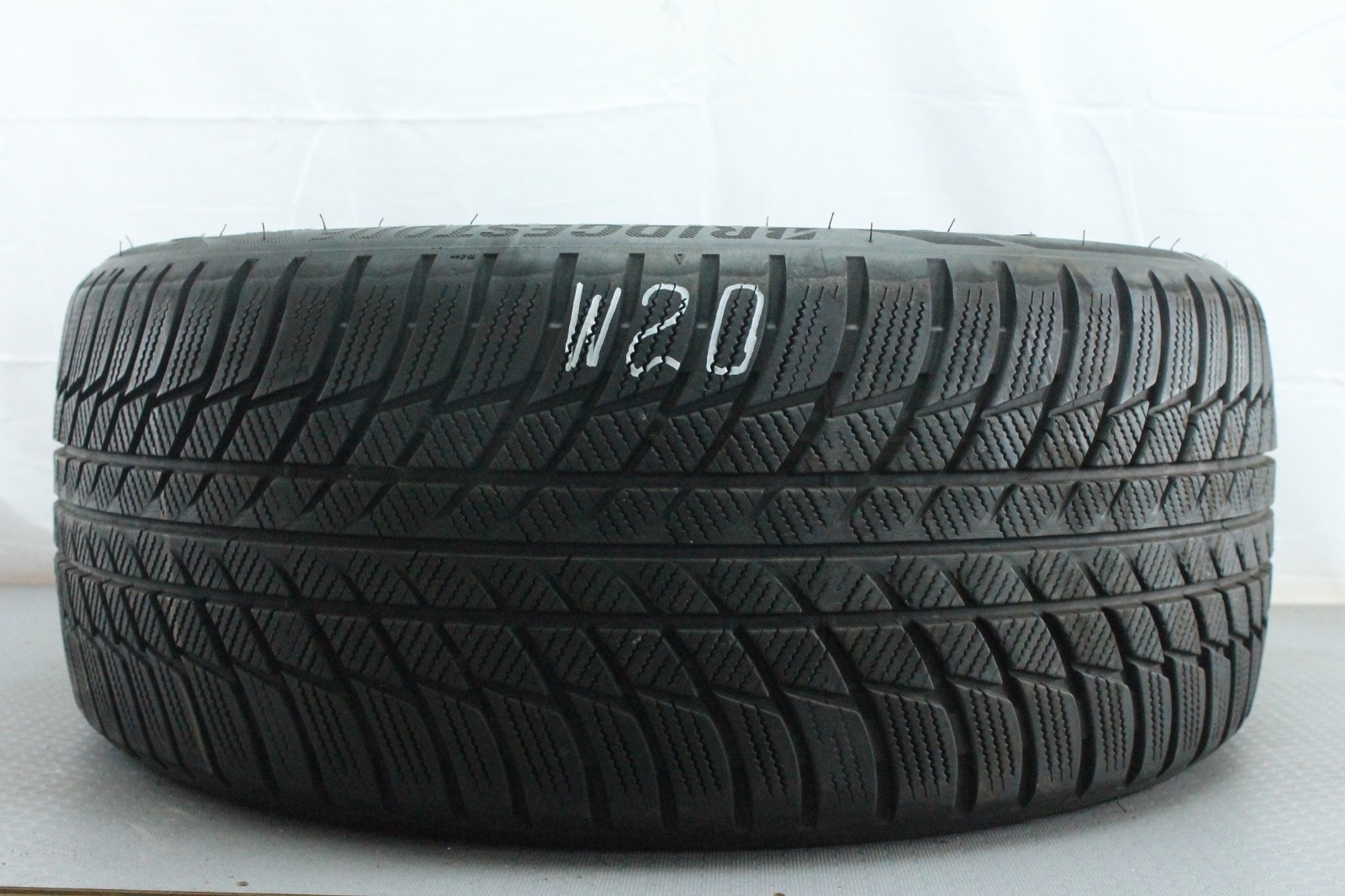 358462564728-featured 1x 225/40 R18 92V Winterreifen Bridgestone Blizzak LM001 Dot2021 5,5-6mm W20 – Bild 1