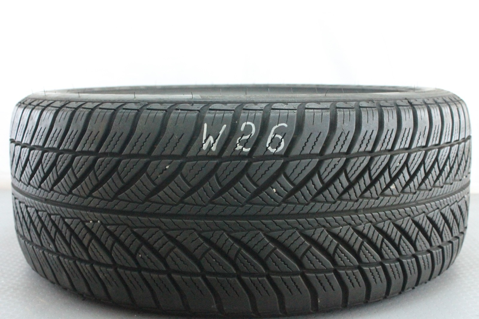 358462582583-featured 1x 245/45 R18 100H Winterreifen Goodyear UltraGrip 8 Perf Dot2022 6,5-7mm W26 – Bild 1