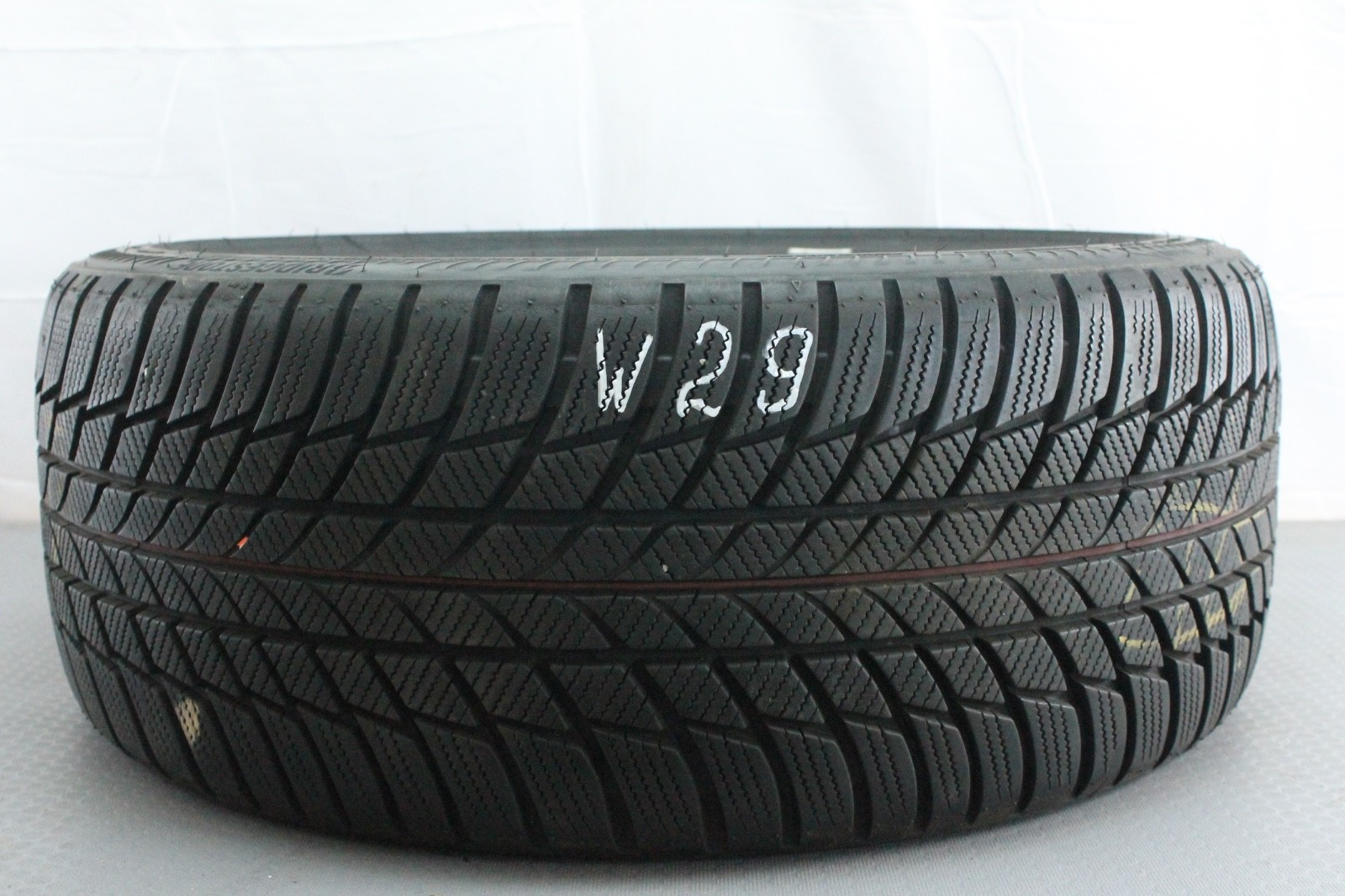 358462597033-featured 1x 225/40 R18 92V Winterreifen Bridgestone DriveGuardWinter Dot2018 7-7,5mm W29 – Bild 1