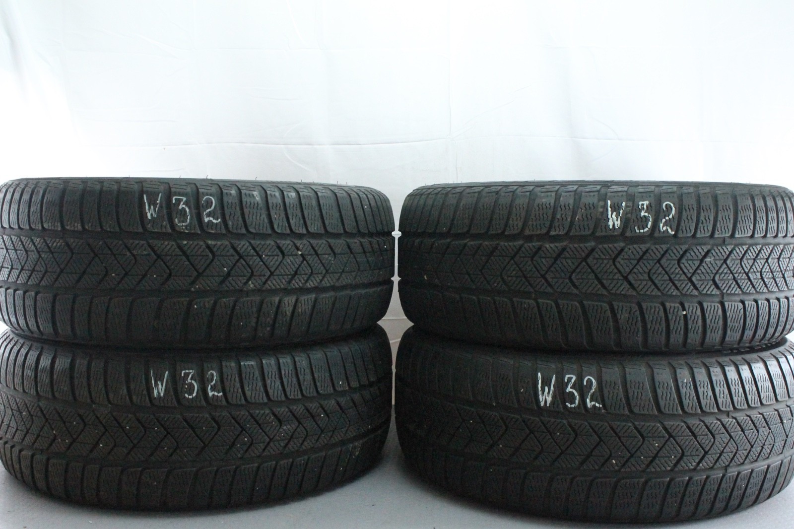 358462623941-featured 4x 225/45 R18 95V Winterreifen Pirelli Sottozero 3 Dot2019 5,5-6mm W32 – Bild 1