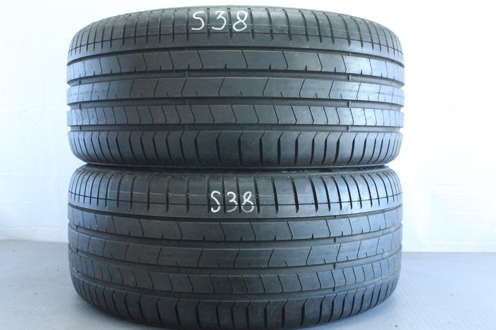 358620641077-featured 2x 255/35 R19 96Y Sommerreifen Pirelli PZero* RSC Demo Dot2018 S38 – Bild 1