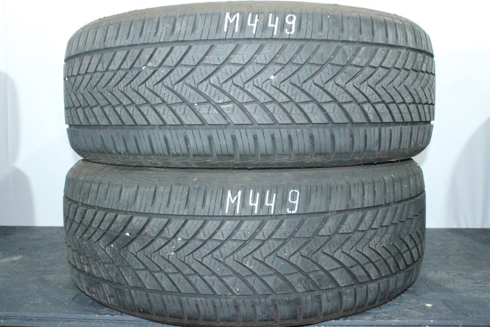 358691637025-featured 2x 235/55 R18 104V Tracmax AllSeason TracSaver X-Privilo Dot2022 5,5-6mm M449 – Bild 1