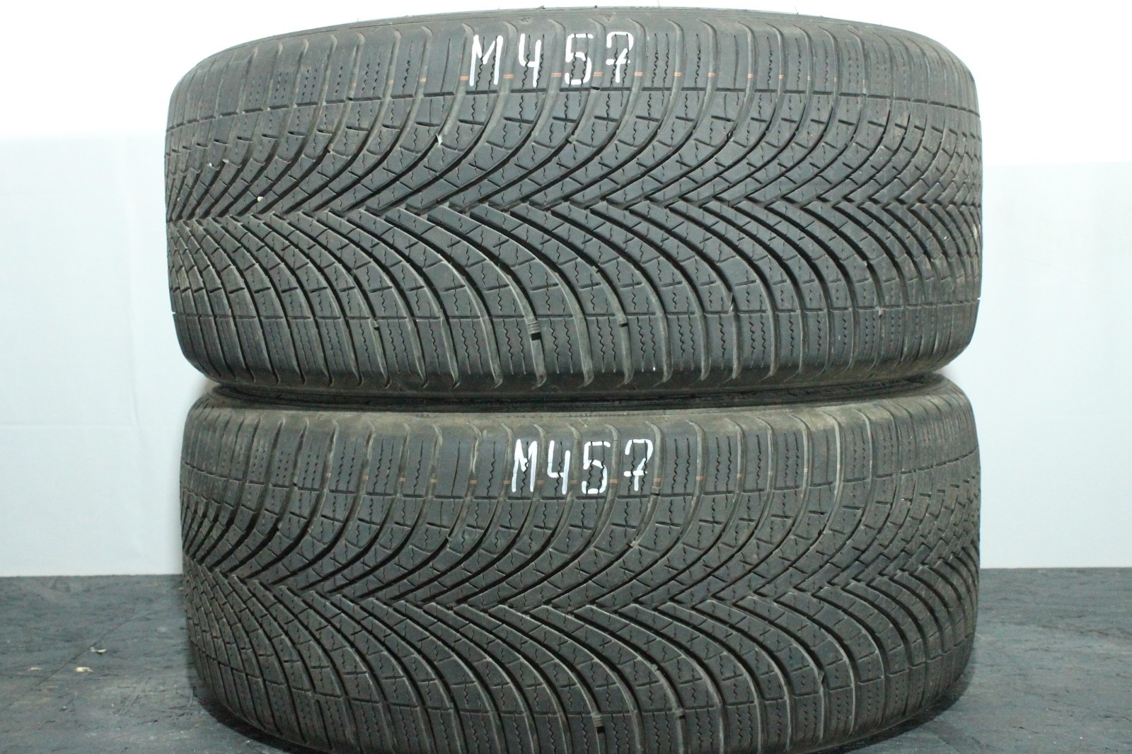 358694738593-featured 2x 225/40 R18 92V Allwetterreifen Debica Navigator 3 Dot2024 5,5-6mm M457 – Bild 1