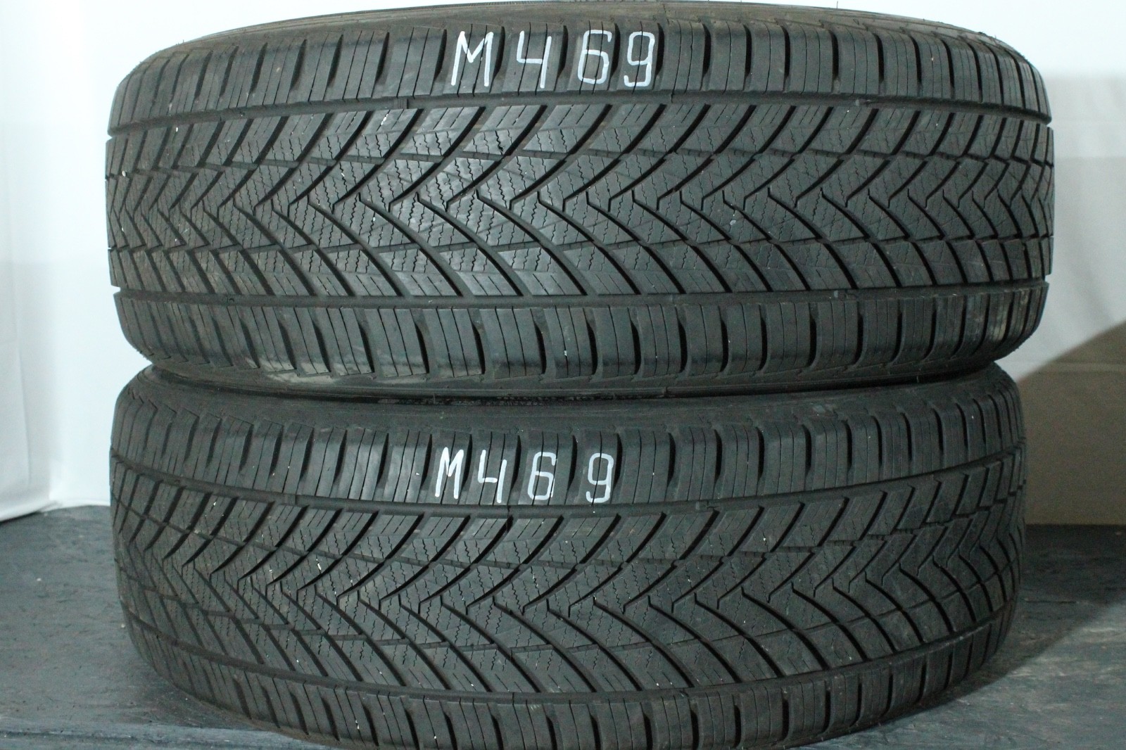 358699489824-featured 2x 225/55 ZR19 99W Tracmax AllSeason TracSaver X-Privilo Dot2023 6-6,5mm M469 – Bild 1
