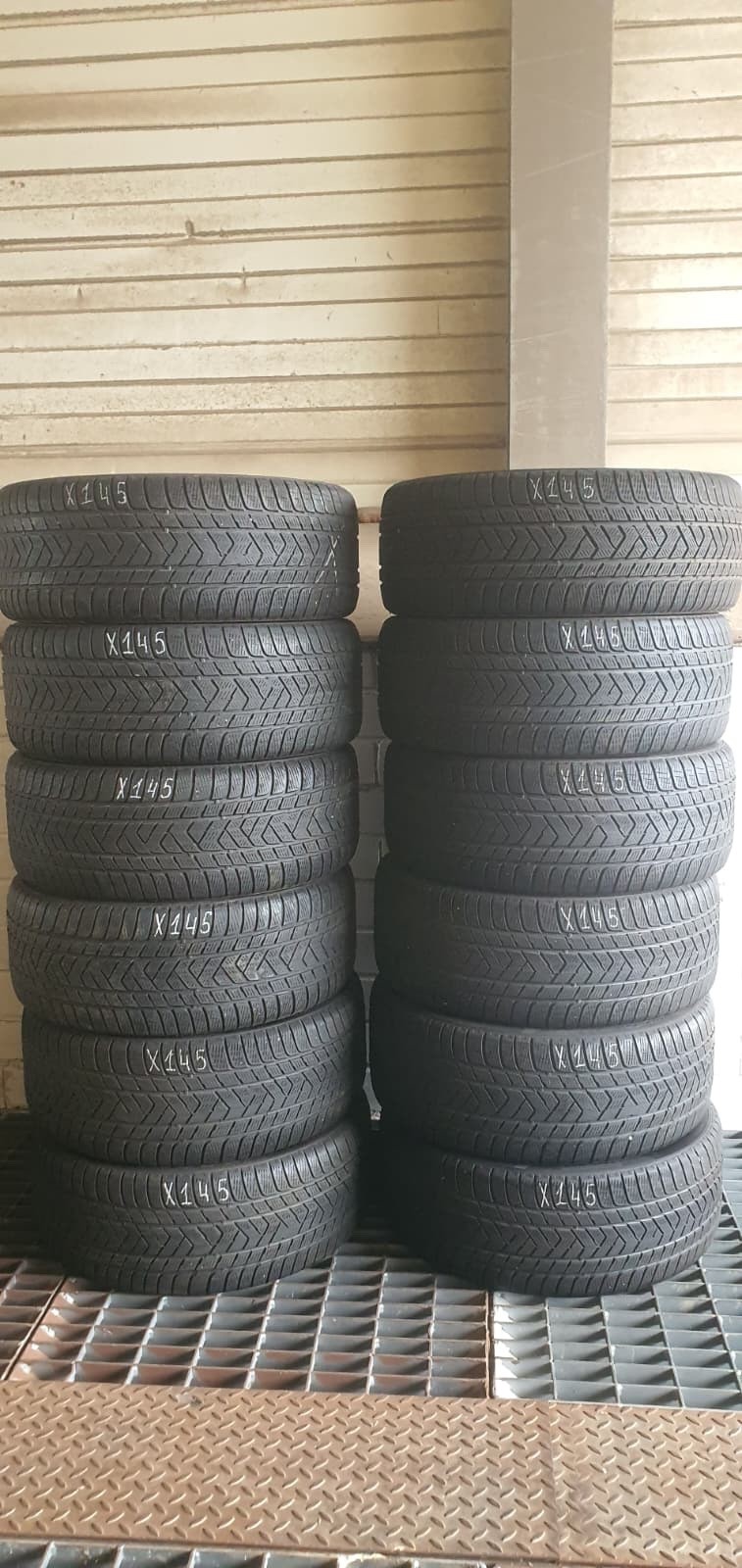 358717975625-featured 1x 285/45 R21 113V Winterreifen Pirelli Scorpion (RSC) Dot2722 4-4,5mm X145 – Bild 1