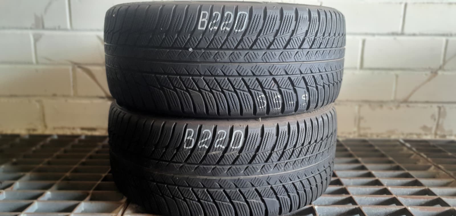 358718060568-featured 2x 225/40 R18 92V Winterreifen Bridgestone Blizzak LM001 (RSC) RFT Dot4419 B220 – Bild 1