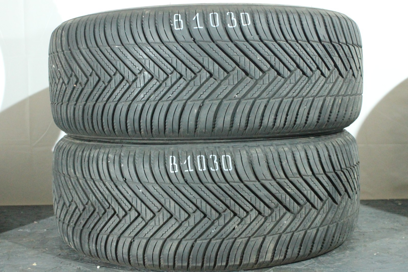 820049690088-featured 2x 235/50 R18 101V Ganzjahresreifen HankookH750 Kinergy4 Dot0823 5,5-6,5mm B1030 – Bild 1