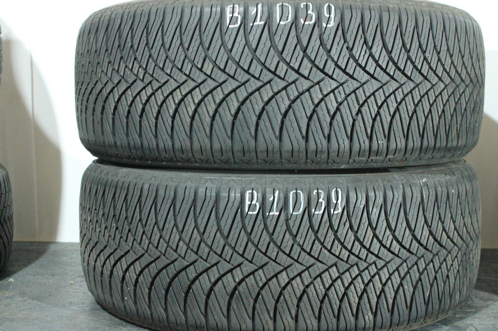 820050013605-featured 2x 235/45 R18 98W Ganzjahresreifen Goodride ASeasoEliteZ4016-6,5mm Dot1122 B1039 – Bild 1