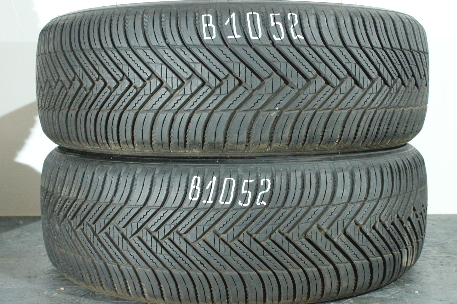 820053279864-featured 2x 205/55 R19 97V Winterreifen Hankook H750 Kinergy 4s 2 Dot5223 5,5-6,5mm B1052 – Bild 1