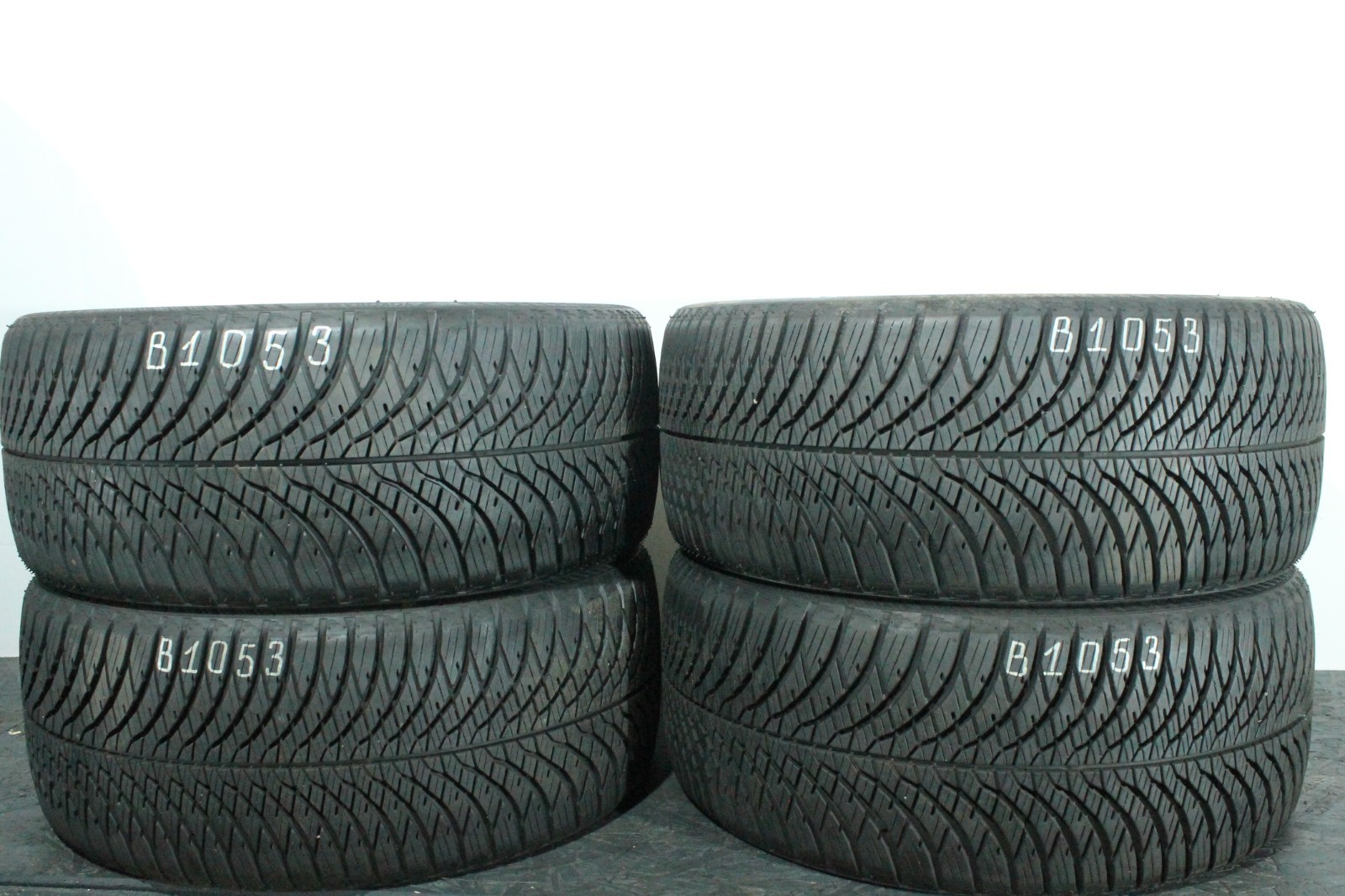 820053311772-featured 4x 235/35 R19 91Y Ganzjahresreifen Yokohama Bluea-4sAw21 Dot4925 6,5-7,5mm B1053 – Bild 1