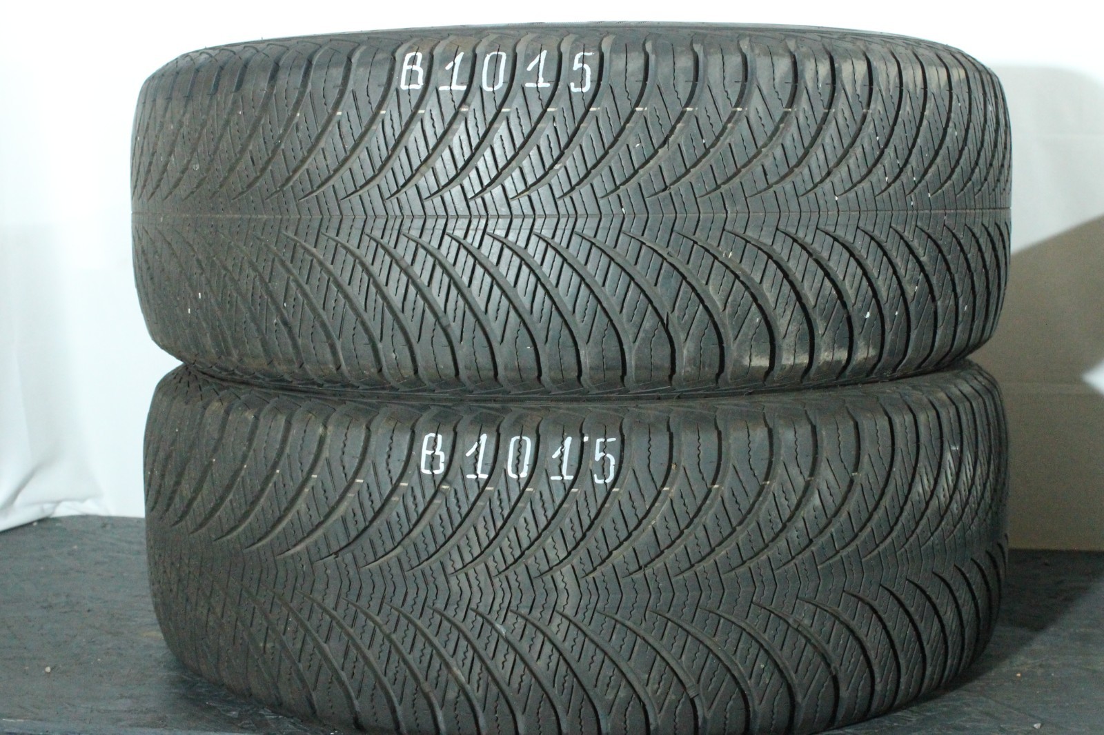820057658701-featured 2x 235/55 R18 100V Ganzjahresreifen Goodyear Vector4seG2 6,5-7,5mm Dot4124 B1015 – Bild 1